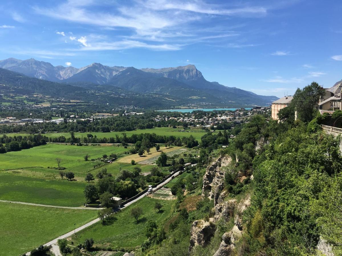 Embrun - Appartement 4/6 Personnes Avec Exterieurs Bagian luar foto